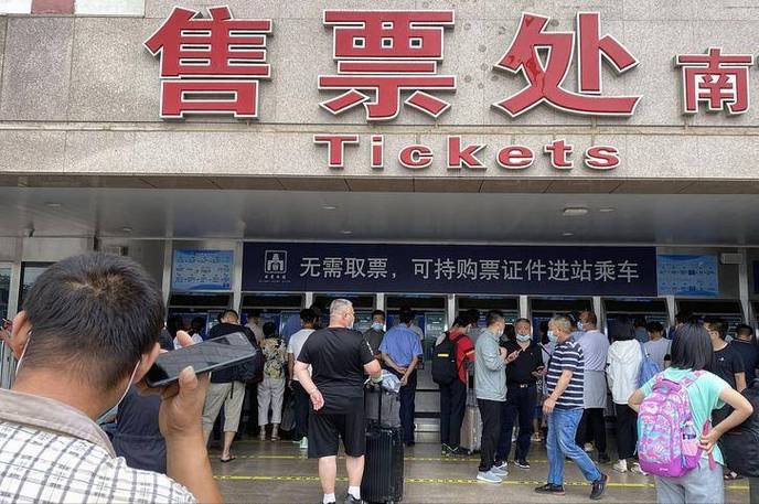 另一方面协助老年旅客,有困难的旅客办理票务